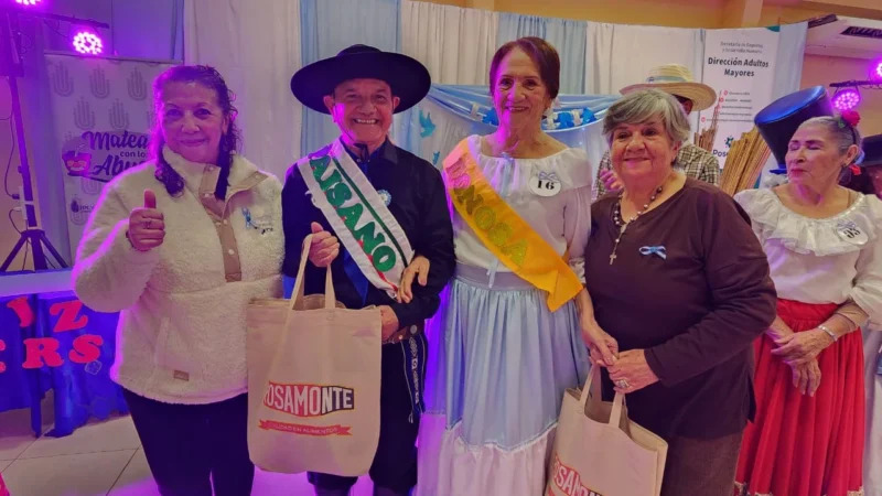 El paisano y la donosa con sus trajes folclóricos y obsequios. Mateando con los Abuelos - Octavo Aniversario.