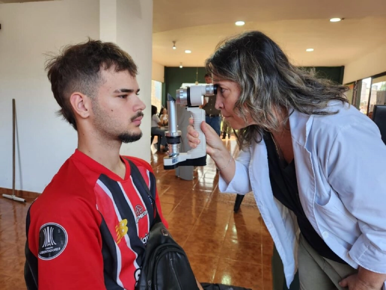 Oftalmóloga usa un tonómetro para medir la presión ocular de un joven de Apóstoles.