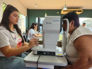 Oftalmóloga revisa la visión de una vecina mediante autorrefractómetro. Mirar Mejor - Apóstoles.