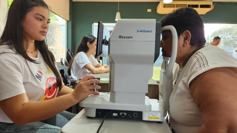 Oftalmóloga revisa la visión de una vecina mediante autorrefractómetro. Mirar Mejor - Apóstoles.