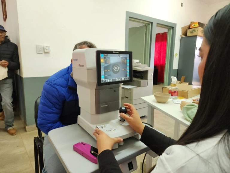 Oftalmóloga revisa la visión de un vecino mediante autorrefractómetro. Mirar Mejor - Arroyo Del Medio.