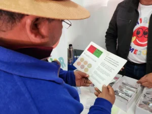 Vecino lee un texto de prueba con sus nuevos anteojo de Mirar Mejor, en Arroyo Del Medio.