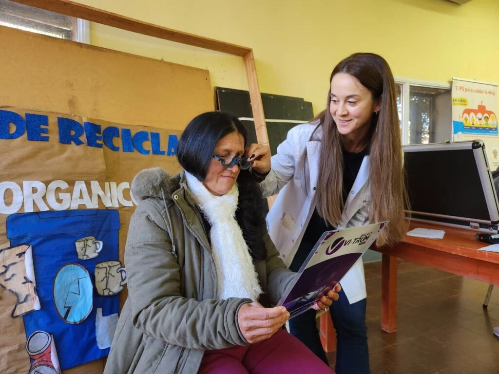 Vecina lee texto de prueba con lentes graduados con ayuda de oftalmóloga de Mirar Mejor.