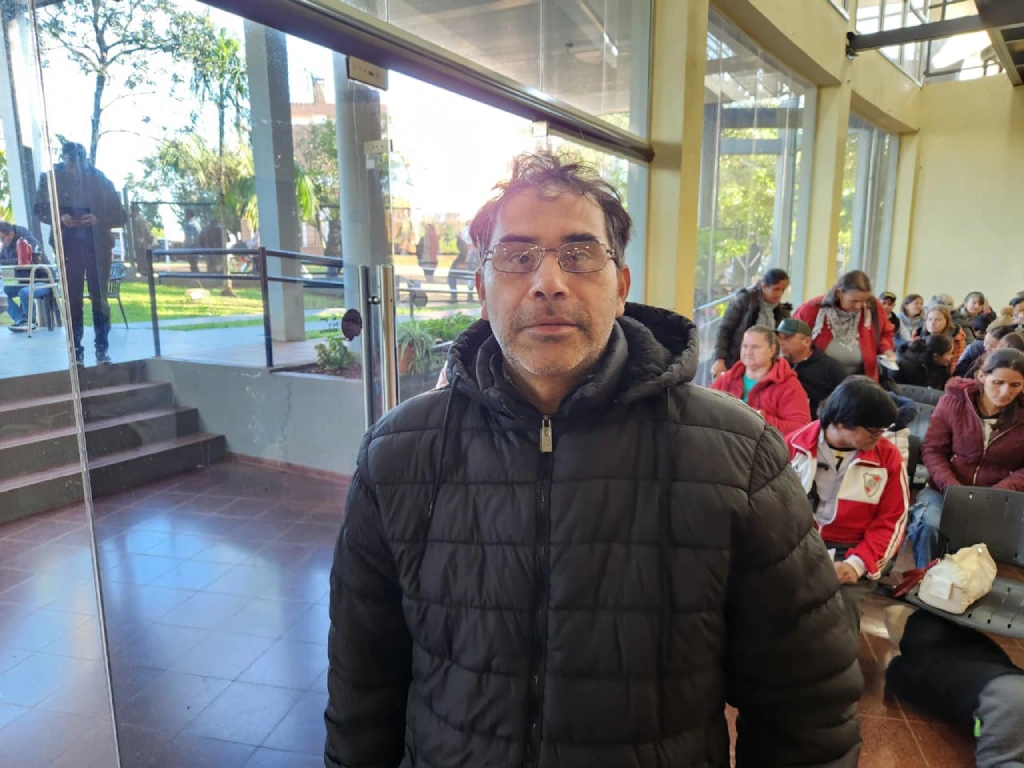 Vecino de Campo Grande luce sus nuevos anteojos de Mirar Mejor.