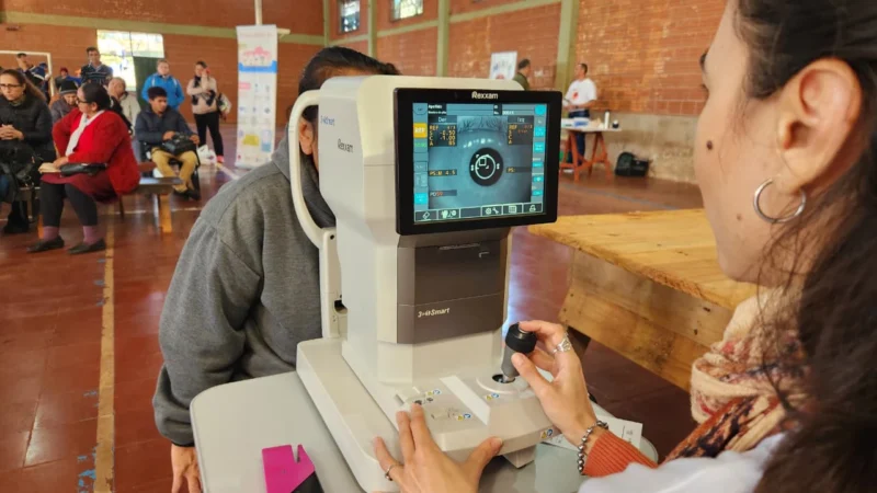 Oftalmóloga revisa la visión de una vecina mediante autorrefractómetro. Mirar Mejor - Hipólito Yrigoyen.