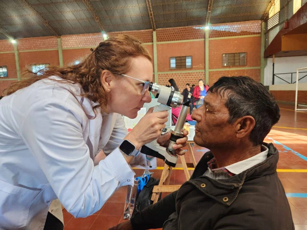 Oftalmóloga usa un tonómetro para medir la presión ocular de un vecina de Hipólito Yrigoyen.