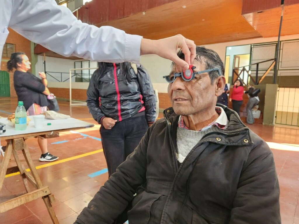 Vecino de Hipólito Yrigoyen al que le están probando diferentes lentes graduados.