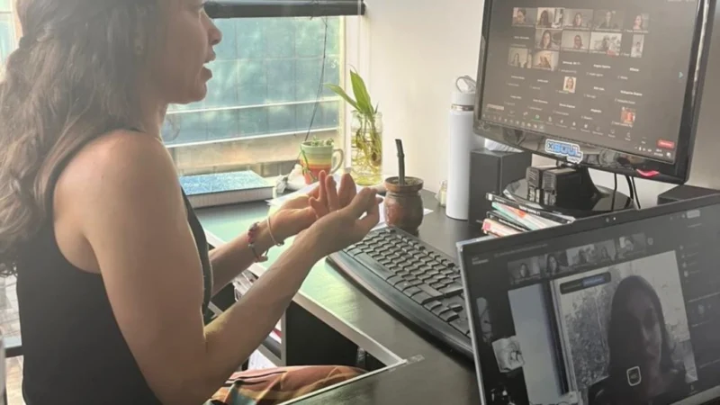 Isabel Zilveti durante la capacitación virtual a docentes.