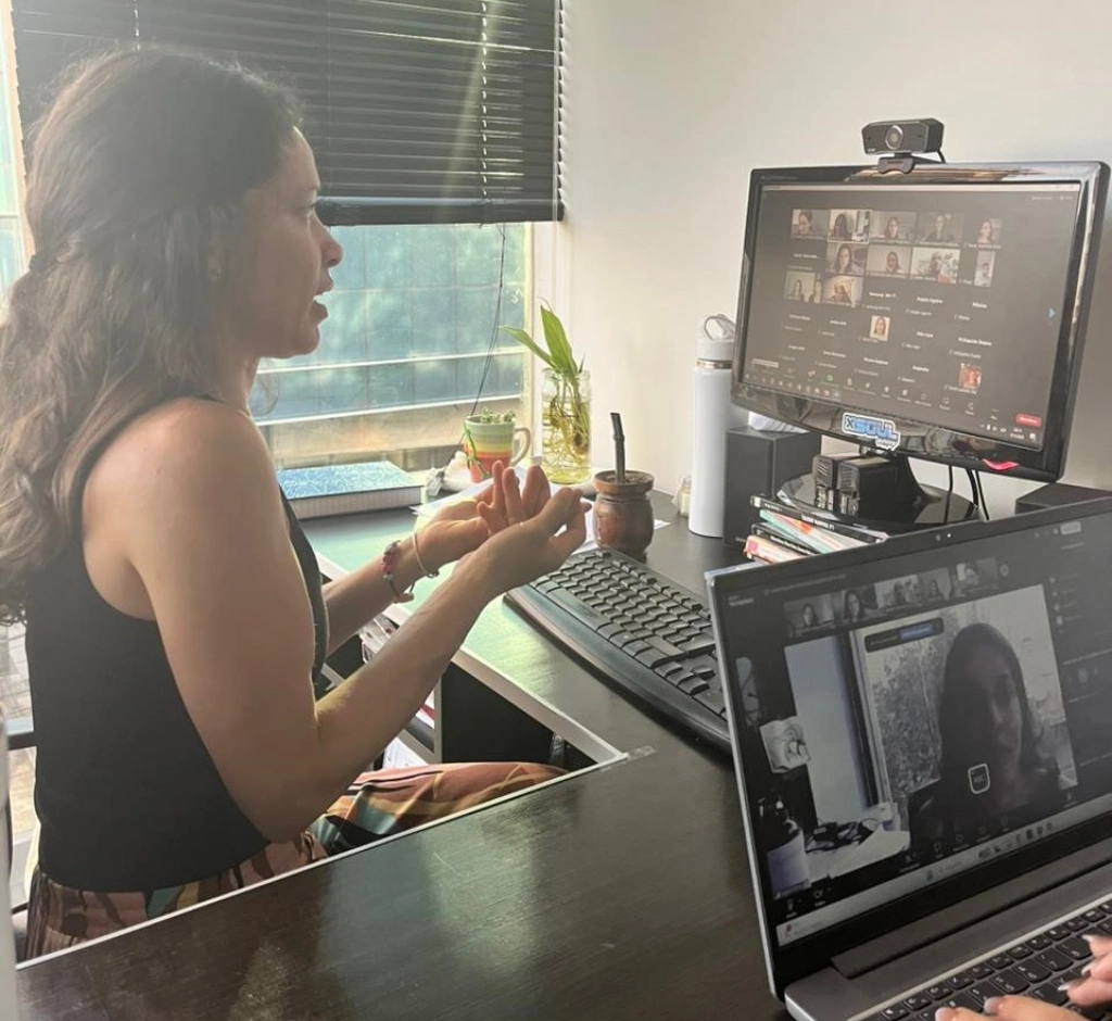 Isabel Zilveti durante la capacitación virtual a docentes.