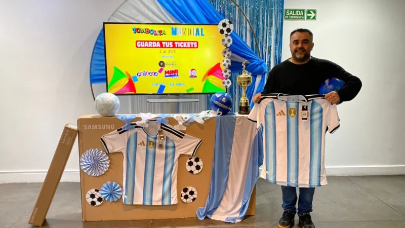 Diego, ganador del segundo kit mundialista de la Tombolita, feliz con su premio.