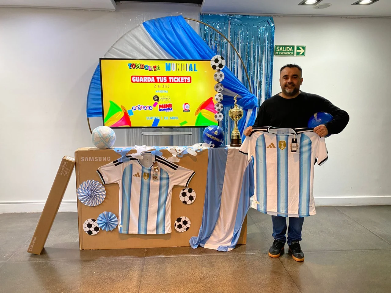 Diego, ganador del segundo kit mundialista de la Tombolita, feliz con su premio.