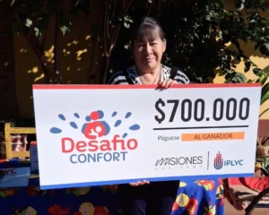 Paula sonríe con su cheque de Desafío Confort. Con el dinero afrontará un tratamiento médico.