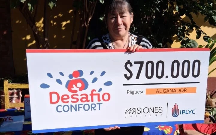 Paula sonríe con su cheque de Desafío Confort. Con el dinero afrontará un tratamiento médico.