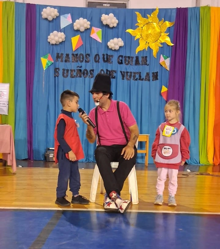 Poca Sopa charla con dos niños de Jardín de Infantes, en el escenario.