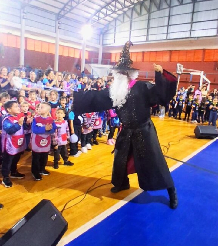 El Brujito de Gulubú hace participar a los niños durante el show de Gurises Felices en Aristóbulo Del Valle .