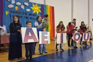 Niños y docentes realizan juego con letras gigantes. Gurises Felices en Aristóbulo Del Valle.