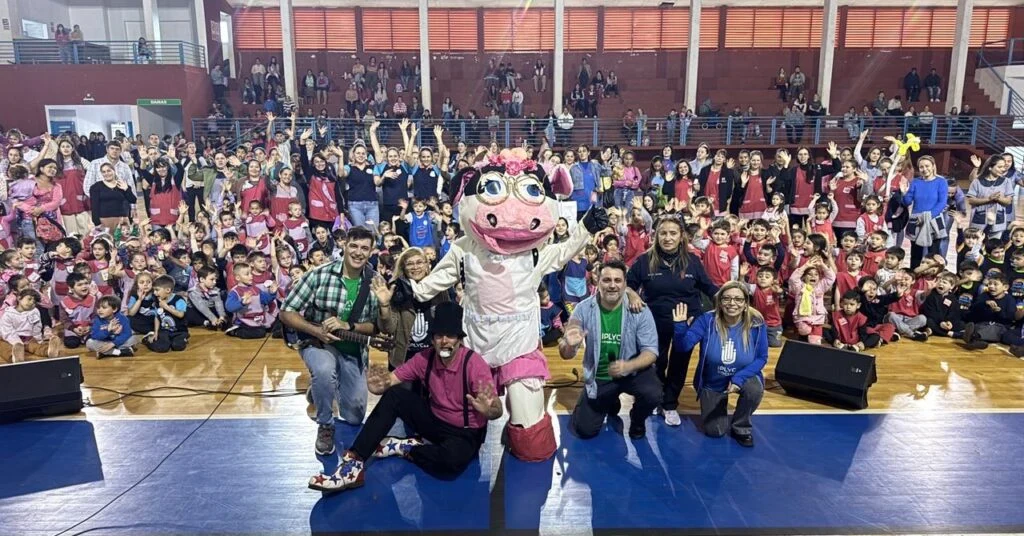 La Vaca Lola y equipo de Gurises Felices junto a multitud de niños. Foto grupal.