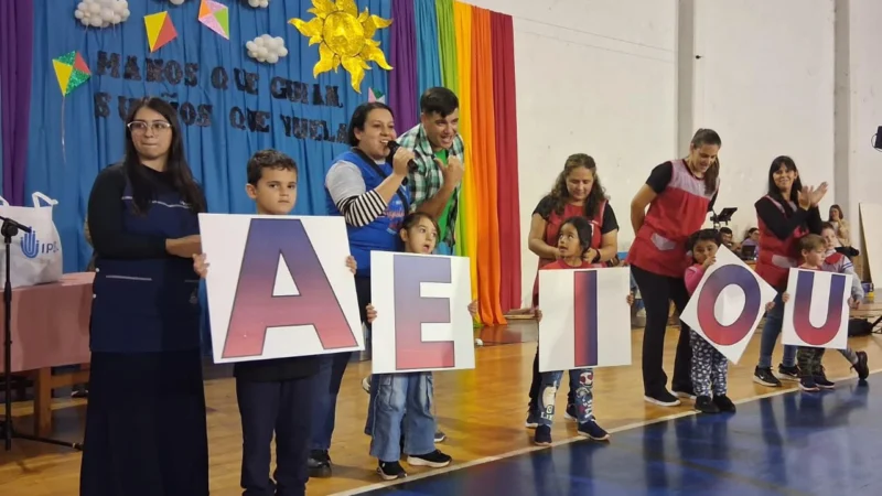Niños y docentes realizan juego con letras gigantes. Gurises Felices en Aristóbulo Del Valle.