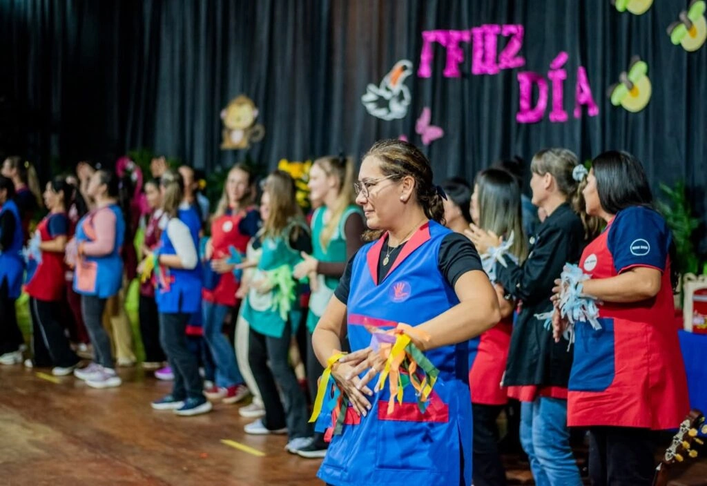 Las maestras participan en el escenario. Fiesta de los Jardines de Infantes - Jardín América.