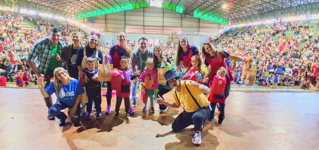 Equipo de Gurises Felices y multitud de niños y maestras. Foto Grupal.