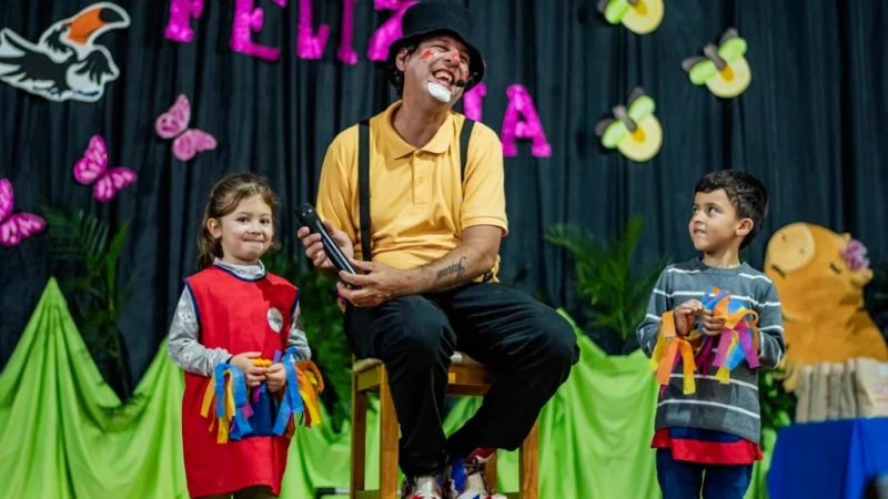 Dos niños participan con Poca Sopa en el escenario. Fiesta de los Jardines de Infantes - Jardín América.