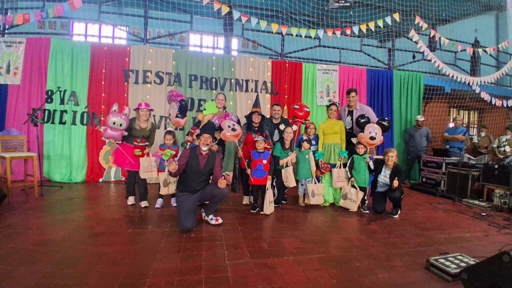 los niños con sus absequios junto al equipo de Gurises Felices.