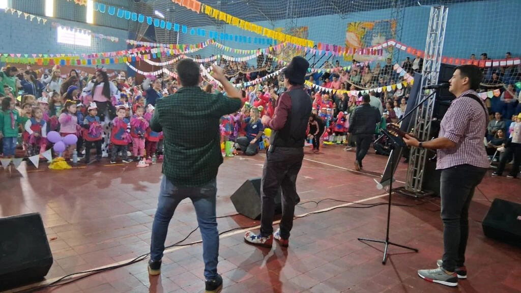 Gurises Felices brinda su show frente al multitudinario público infantil y familiar.