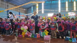 Multitud de niños con sus maestras en la Fiesta de los Jardines de Infantes en San Javier.