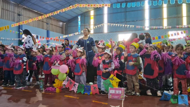 Multitud de niños con sus maestras en la Fiesta de los Jardines de Infantes en San Javier.