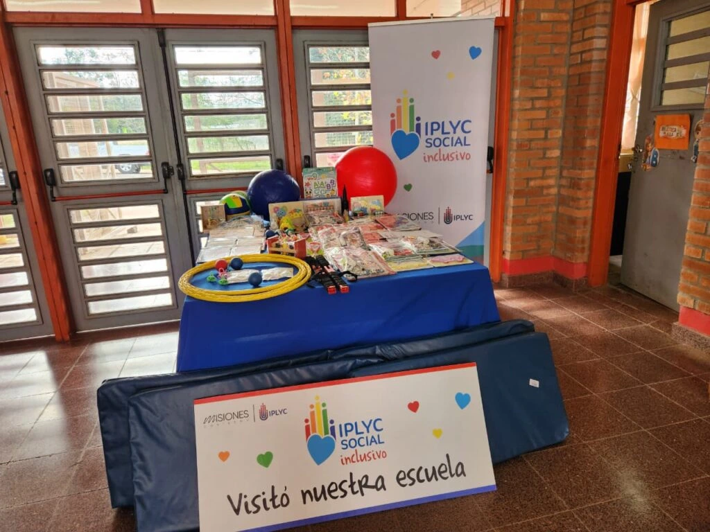 Kit con elementos para trabajar en el aula que recibió la Escuela Especial 53 de Cerro Azul.
