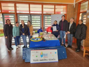 Héctor Decut junto a docentes de la Escuela Especial 53, que reciben al kit para actividades áulicas.