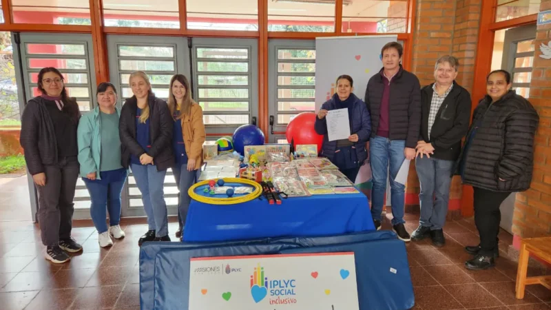 Héctor Decut junto a docentes de la Escuela Especial 53, que reciben al kit para actividades áulicas.