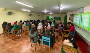 Alumnos durante la charla con Juego Responsable en Campo Viera.