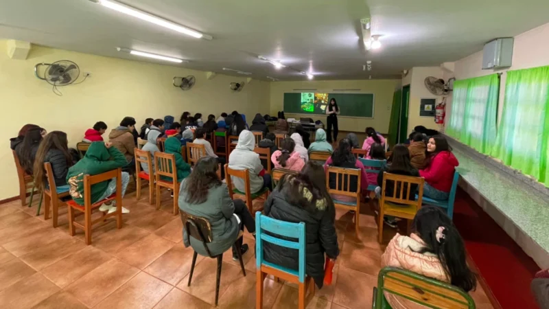 Alumnos durante la charla con Juego Responsable en Campo Viera.