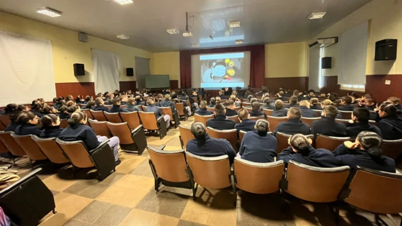 Alumnos del Liceo Storni durante la charla de prevención de adicciones y manejo de las emociones.
