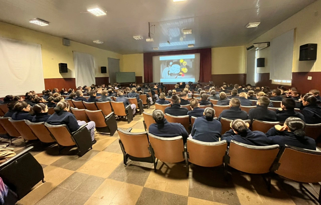 Alumnos del Liceo Storni durante la charla de prevención de adicciones y manejo de las emociones.