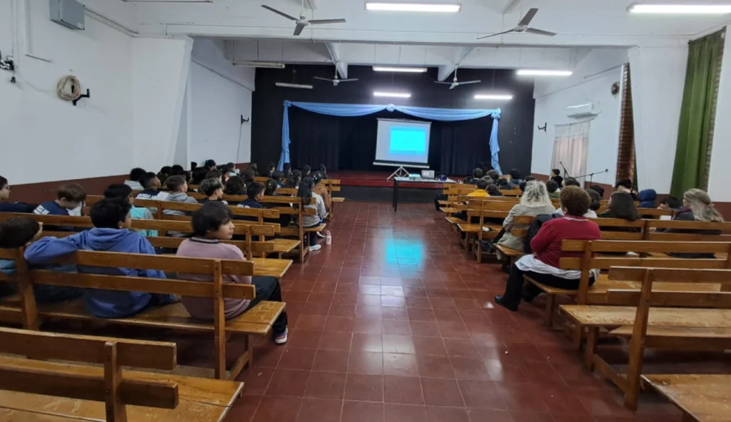 Alumnos de la Escuela 305 de Oberá durante las charlas sobre prevención con Juego Responsable.