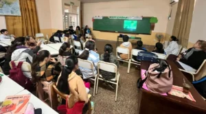 Alumnos de la Escuela 263 de Hipólito Irigoyen durante las charlas sobre prevención de adicciones.