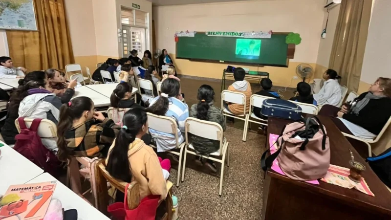 Alumnos de la Escuela 263 de Hipólito Irigoyen durante las charlas sobre prevención de adicciones.