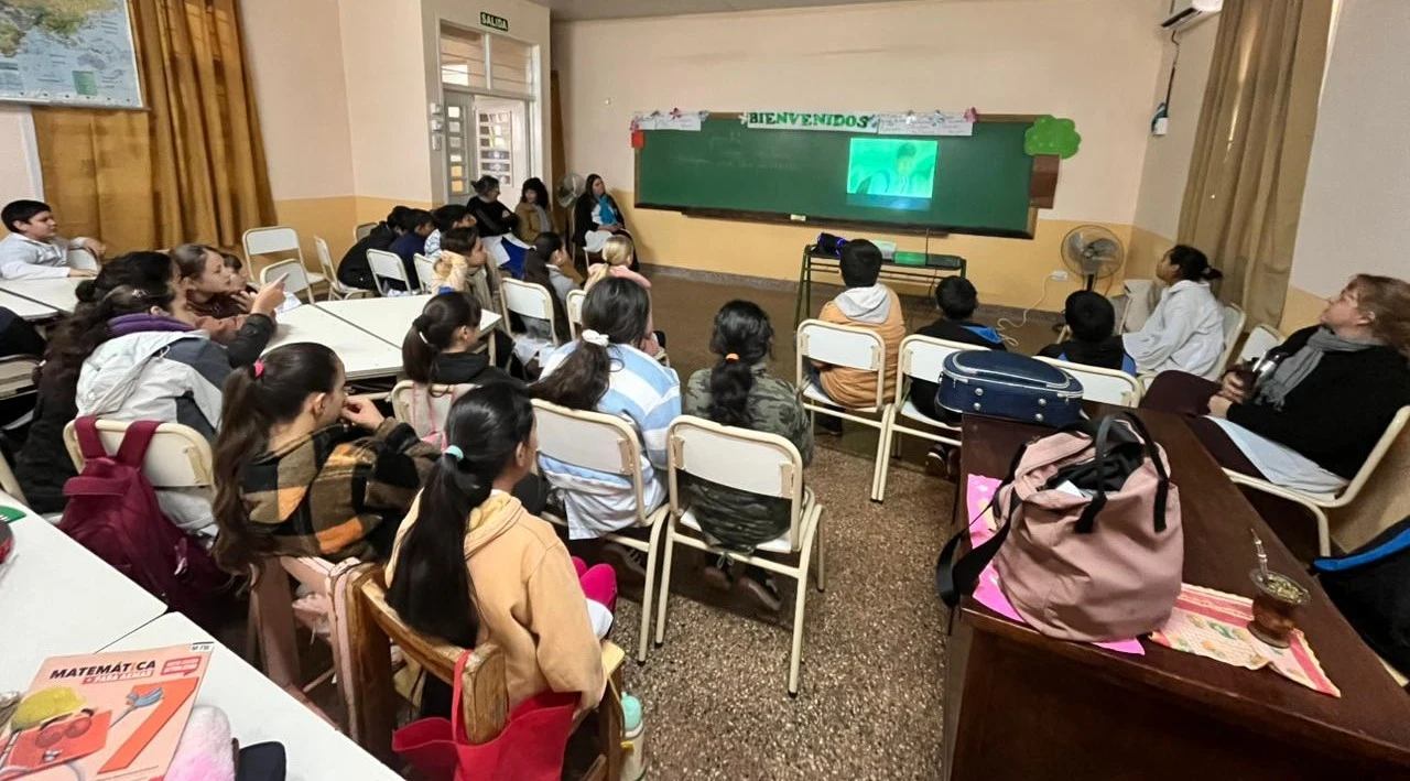 Alumnos de la Escuela 263 de Hipólito Irigoyen durante las charlas sobre prevención de adicciones.