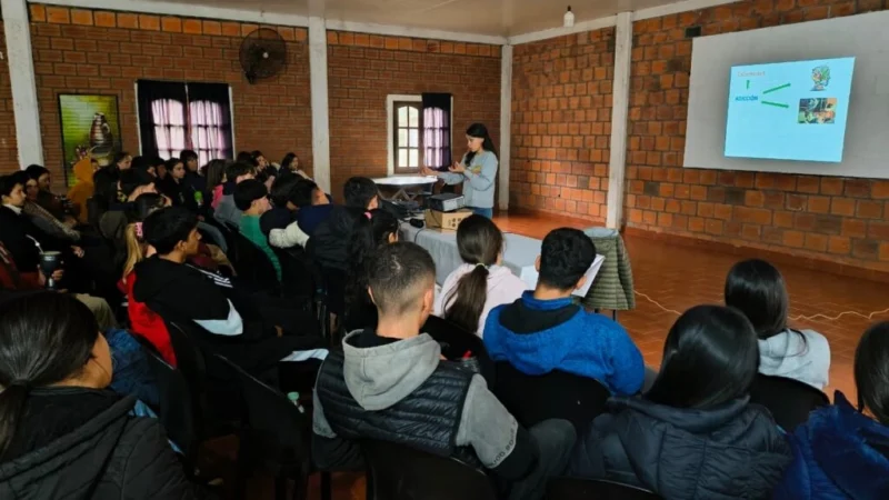 Alumnos de la EFA 501 durante la charla de prevención de adicciones con Juego responsable.