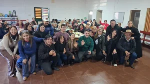 Equipo de IPLyC Social con abuelos de Itacaroaré durante el Bingo del Mateando.