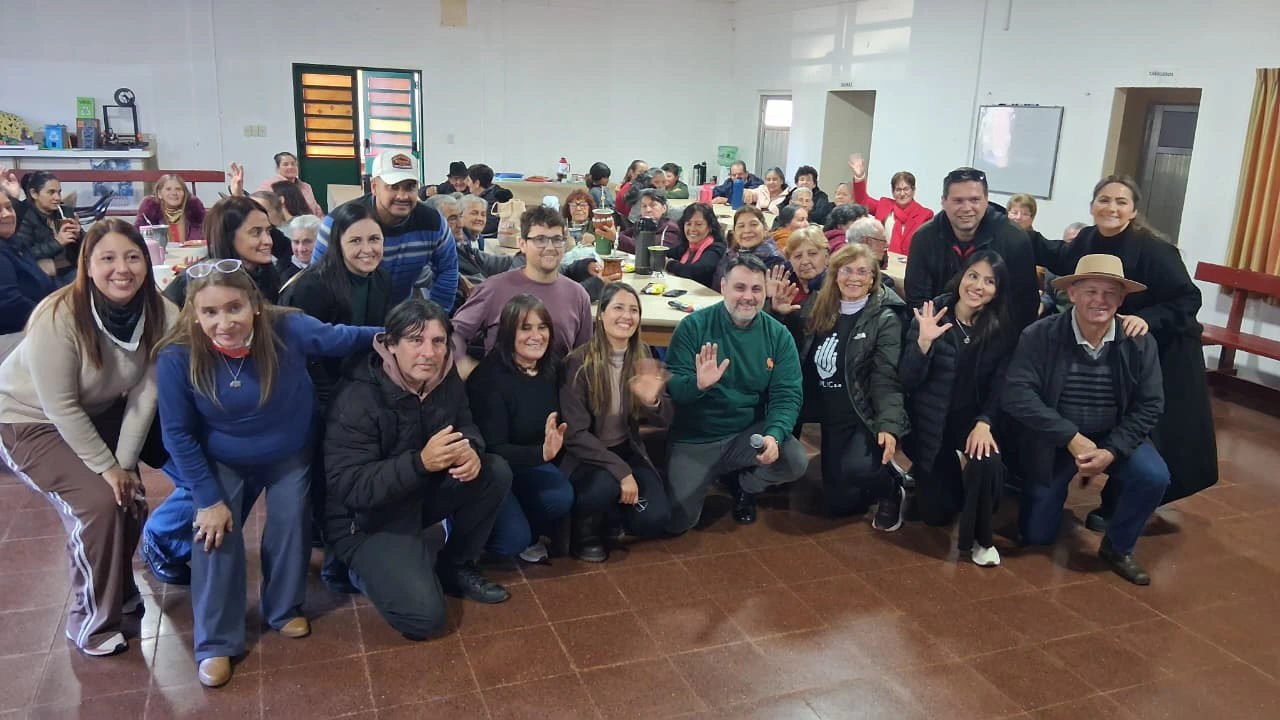 Equipo de IPLyC Social con abuelos de Itacaroaré durante el Bingo del Mateando.