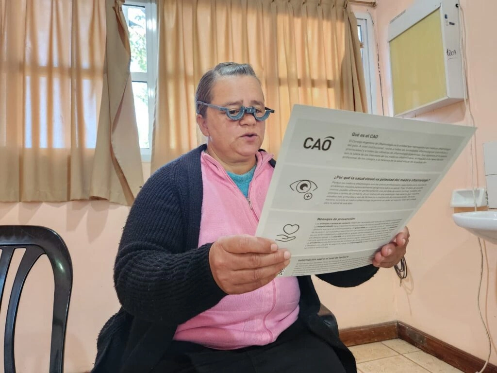 Vecina de Dos De Mayo lee un texto con lentes de prueba. Mirar Mejor.
