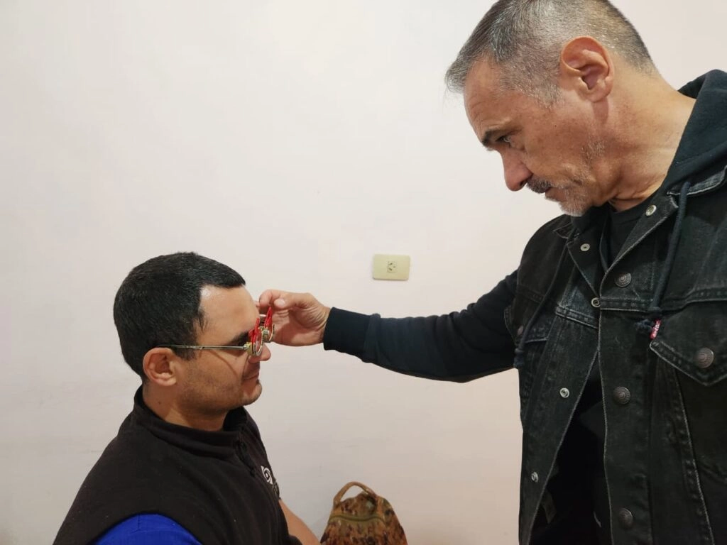 Oftalmólogo prueba lentes graduados a joven vecino de Dos De Mayo. Mirar Mejor.