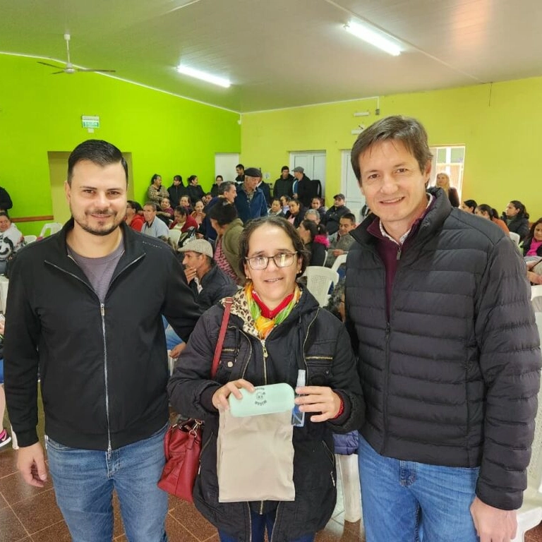 Vecina sonríe con sus nuevos anteojos junto a Héctor Decut. operativo de salud visual de Mirar Mejor.
