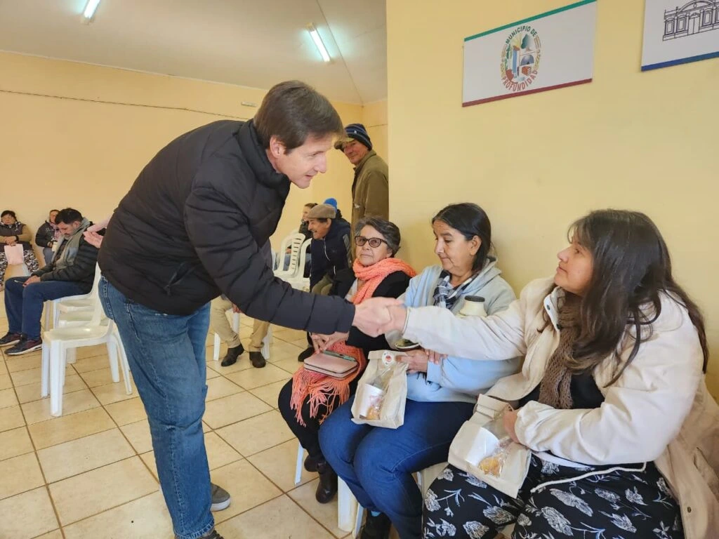 Héctor Rojas Decut saluda a una vecina durante el operativo en Profundidad.