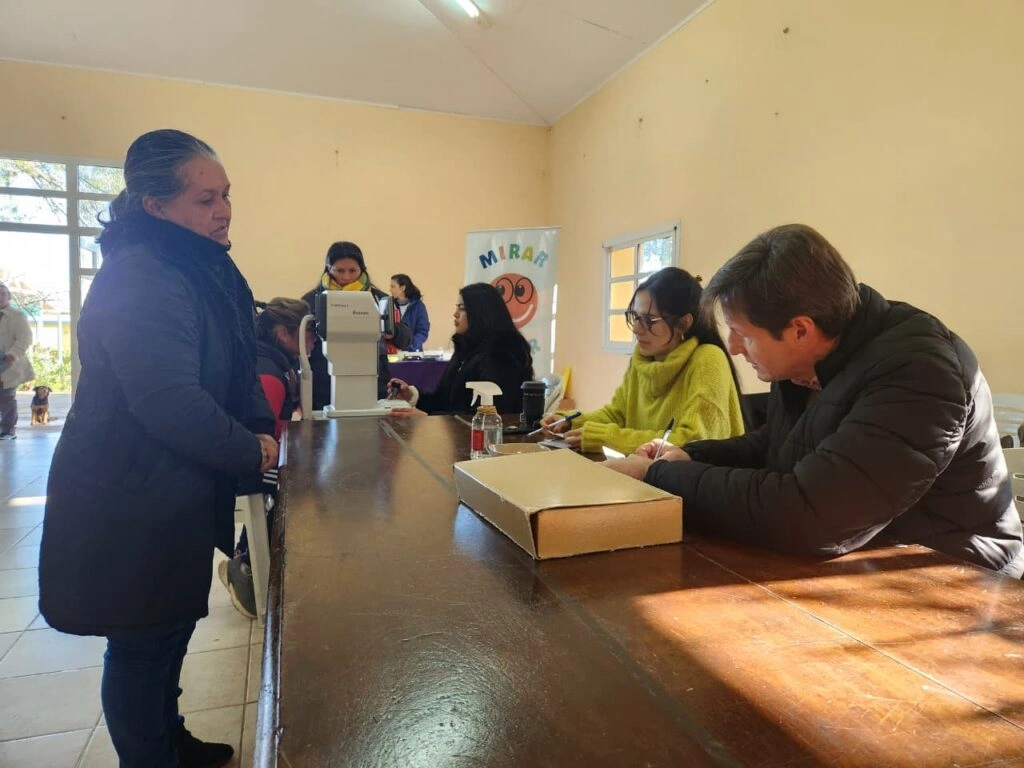 Héctor Rojas Decut colabora en el registro de vecinos que recibirán atención oftalmológica.