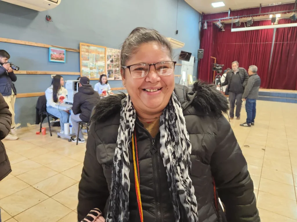 Vecina de Santo Pipó luce felíz sus nuevos anteojos de Mirar Mejor.