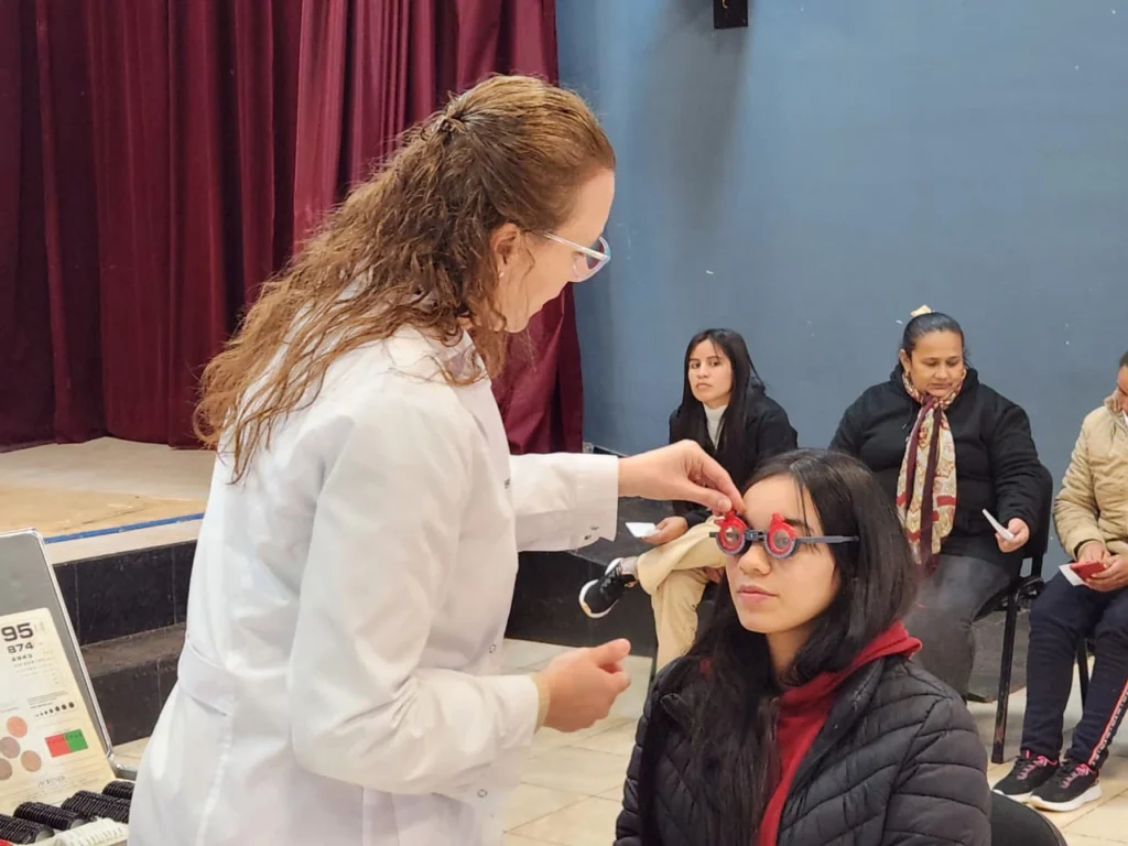 Oftalmóloga prueba lentes graduados a joven vecina de Santo Pipó.